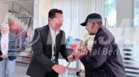 Branch Office Head BRI Blitar, Yudika Hanafi memberikan bunga wujud kedekatan dengan nasabah BRI Blitar