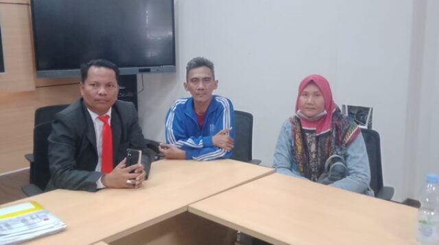 H. Iih Dulmuin mendatangi Kantor Bank BJB Karawang didampingi Kuasa Hukum