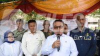 Kepala Staf Kepresidenan Republik Indonesia, Jenderal TNI (Purn.) Prof. Dr. Dudung Abdurachman didampingi Bupati Sidoarjo saat memebrikan keterangan pada awak media