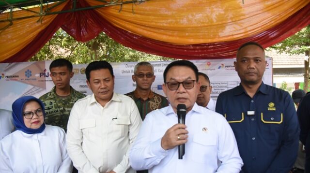 Kepala Staf Kepresidenan Republik Indonesia, Jenderal TNI (Purn.) Prof. Dr. Dudung Abdurachman didampingi Bupati Sidoarjo saat memebrikan keterangan pada awak media