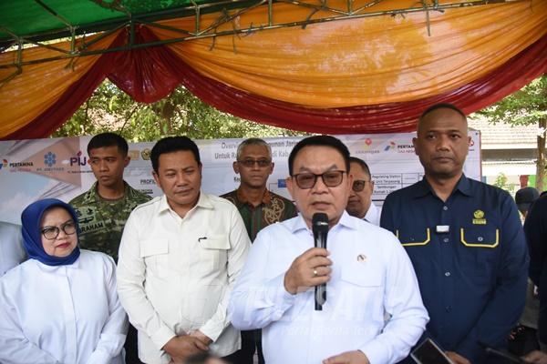 Kepala Staf Kepresidenan Republik Indonesia, Jenderal TNI (Purn.) Prof. Dr. Dudung Abdurachman didampingi Bupati Sidoarjo saat memebrikan keterangan pada awak media