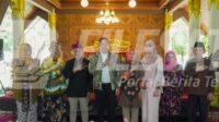 Ketua Dewan Kesenian Daerah (Dekesda) Sidoarjo Ribut Wijoto berfoto bersama peserta Festival Gamelan Kahuripan