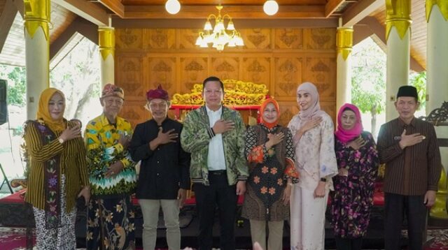 Ketua Dewan Kesenian Daerah (Dekesda) Sidoarjo Ribut Wijoto berfoto bersama peserta Festival Gamelan Kahuripan