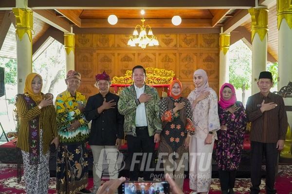 Ketua Dewan Kesenian Daerah (Dekesda) Sidoarjo Ribut Wijoto berfoto bersama peserta Festival Gamelan Kahuripan