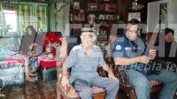Seorang warga lanjut usia, Maryati, melalui suaminya Samsudin bin Harun (80) Seorang warga lanjut usia, Maryati, melalui suaminya Samsudin bin Harun (80)