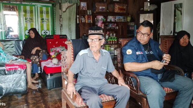 Seorang warga lanjut usia, Maryati, melalui suaminya Samsudin bin Harun (80)