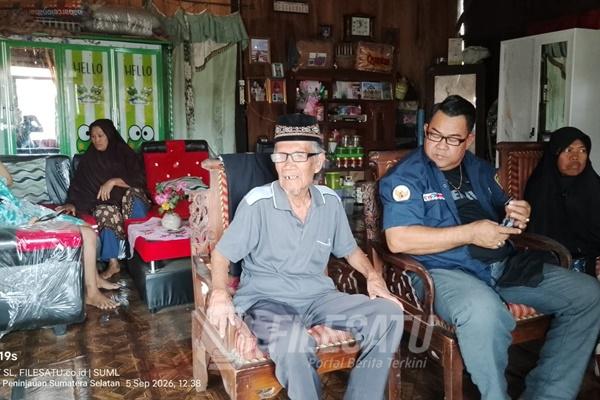 Seorang warga lanjut usia, Maryati, melalui suaminya Samsudin bin Harun (80)