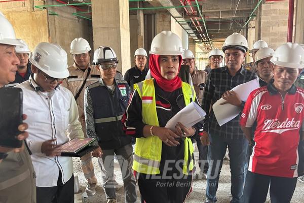 Wakil Bupati Sidoarjo Hj Mimik Idayana SAP melakukan inspeksi mendadak (sidak) pembangunan RSUD Sedati