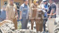 Wakil Bupati Sidoarjo, Hj. Mimik Idayana, S.A.P., melakukan inspeksi mendadak (sidak) pada proyek pembangunan jembatan di Desa Candinegoro