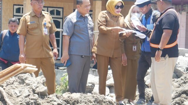 Wakil Bupati Sidoarjo, Hj. Mimik Idayana, S.A.P., melakukan inspeksi mendadak (sidak) pada proyek pembangunan jembatan di Desa Candinegoro