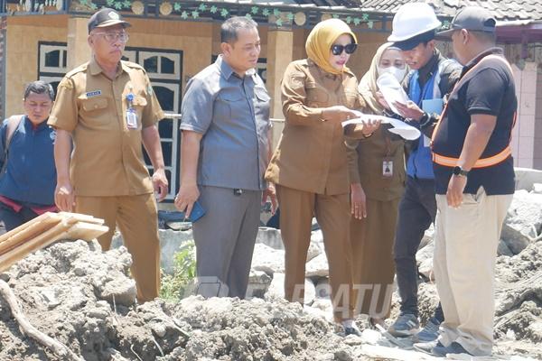 Wakil Bupati Sidoarjo, Hj. Mimik Idayana, S.A.P., melakukan inspeksi mendadak (sidak) pada proyek pembangunan jembatan di Desa Candinegoro
