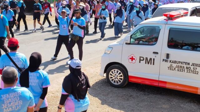 Peserta memeriahkan Gerak Jalan Tanggul Jember Tradisional (Tajemtra) 2026
