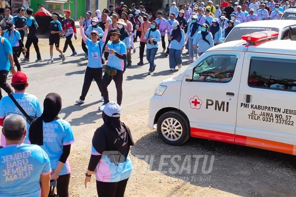 Peserta memeriahkan Gerak Jalan Tanggul Jember Tradisional (Tajemtra) 2026