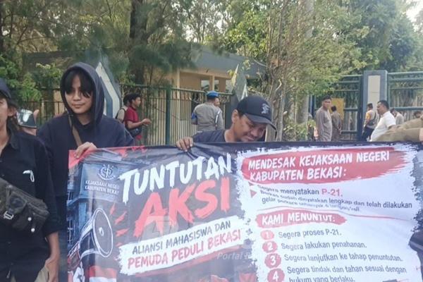 Aksi Aliansi Mahasiswa dan Pemuda Bekasi Bersatu