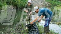 Bunda Indah Beri Teladan, Turun Langsung Bersihkan Kali Asem
