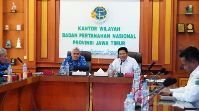 Bupati Sidoarjo, H. Subandi, mendatangi Kantor Wilayah BPN Jatim