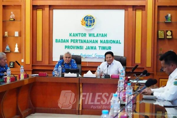 Bupati Sidoarjo, H. Subandi, mendatangi Kantor Wilayah BPN Jatim