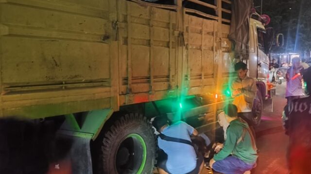 Dua Motor Bertabrakan di Sukodono, Pengendara Terjatuh ke Bawah Truk Gandeng