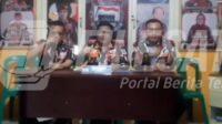 Iwan Mercy (Tengah) Ketua LMP Marcab Cianjur Iwan Mercy (Tengah) Ketua LMP Marcab Cianjur
