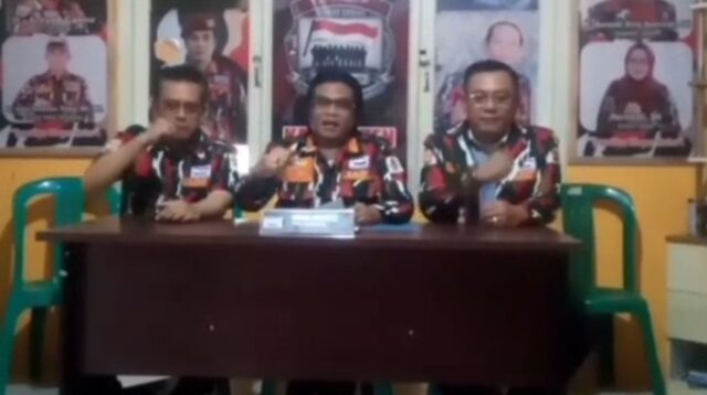 Iwan Mercy (Tengah) Ketua LMP Marcab Cianjur