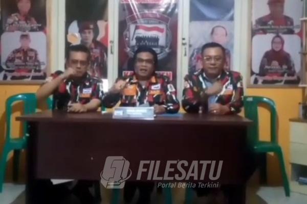 Iwan Mercy (Tengah) Ketua LMP Marcab Cianjur