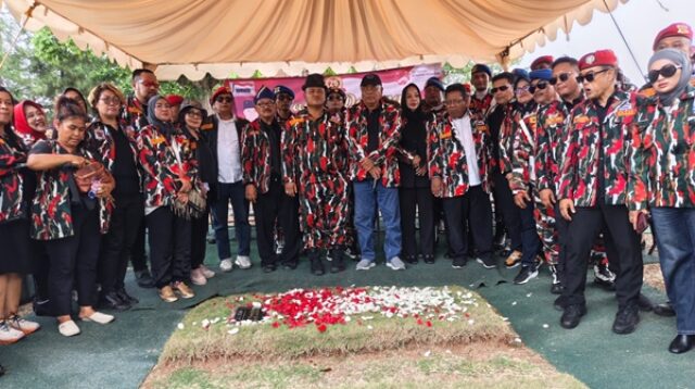 Kader LMP saat berfoto bersama usai prosesi tabur bunga