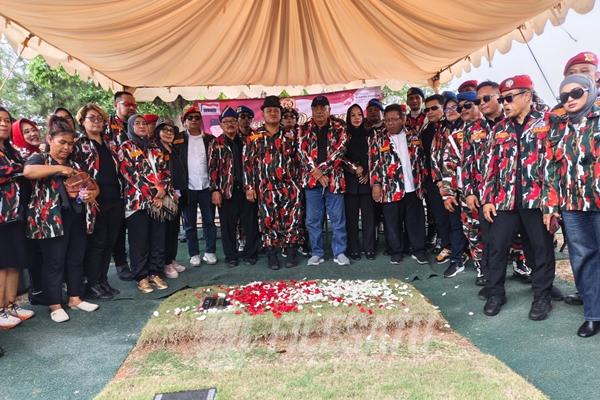 Kader LMP saat berfoto bersama usai prosesi tabur bunga