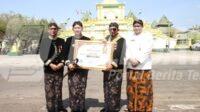 Kapolresta Sumenep Kombes Pol. Ariek Indra Sentanu menerima Anugerah Keterbukaan Informasi Publik