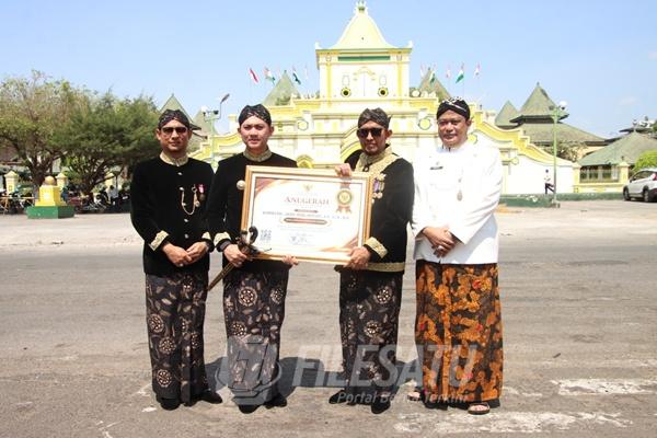 Kapolresta Sumenep Kombes Pol. Ariek Indra Sentanu menerima Anugerah Keterbukaan Informasi Publik