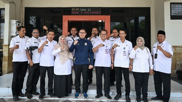 Keluarga Besar SMA Negeri 1 Kalianget berfoto bersama Kepala Dinas Pendidikan Provinsi Jawa Timur