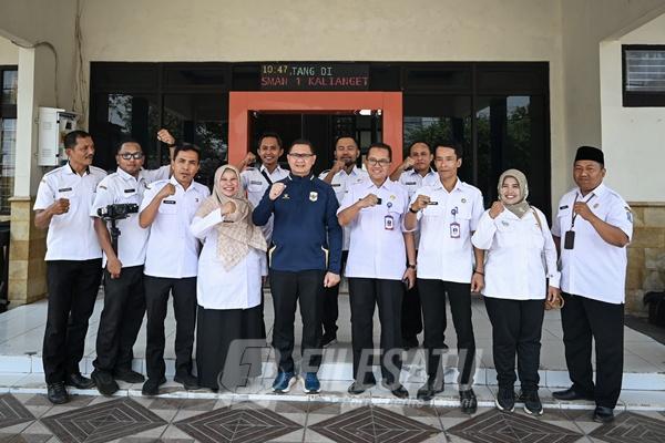 Keluarga Besar SMA Negeri 1 Kalianget berfoto bersama Kepala Dinas Pendidikan Provinsi Jawa Timur