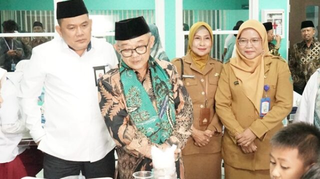 Mendikdasmen RI, Prof. Dr. Abdul Mu'ti, saat meresmikan gedung baru SD Muhammadiyah 12 Taman, Sidoarjo