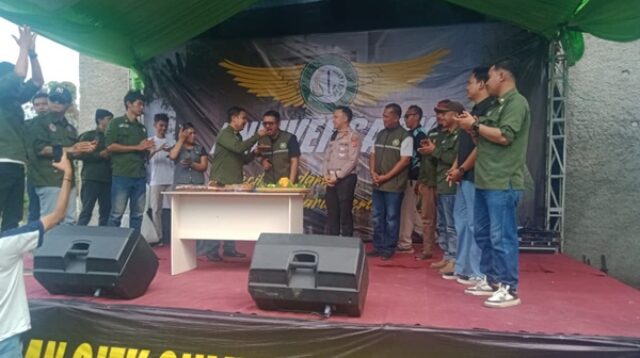 Momen pemotongan tumpeng mewarnai refleksi peringatan Hari Ulang Tahun (HUT) ke-6 Perjuangan Ojek Online Karawang (POOK)