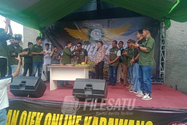Momen pemotongan tumpeng mewarnai refleksi peringatan Hari Ulang Tahun (HUT) ke-6 Perjuangan Ojek Online Karawang (POOK)