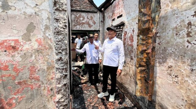Bupati Sidoarjo, H. Subandi, saat meninjau lokasi kejadian kebakaran