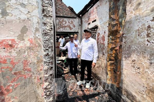 Bupati Sidoarjo, H. Subandi, saat meninjau lokasi kejadian kebakaran